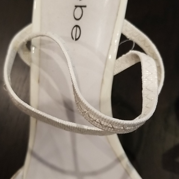 Bebe, womans size 7.5m white heel - Picture 11 of 16